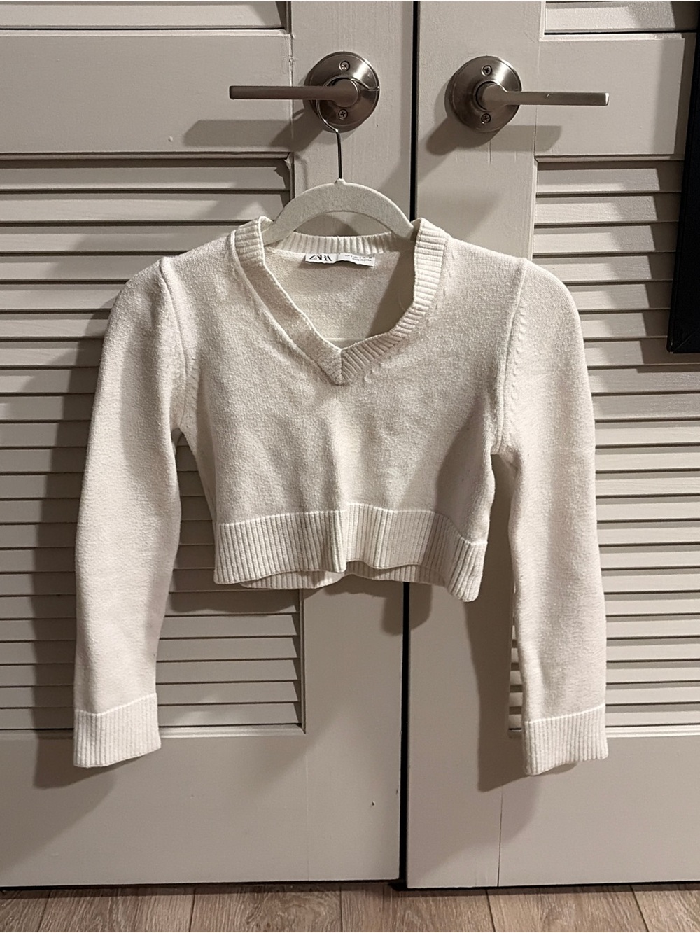Zara Cropped V-Neck Sweater in White Size Medium